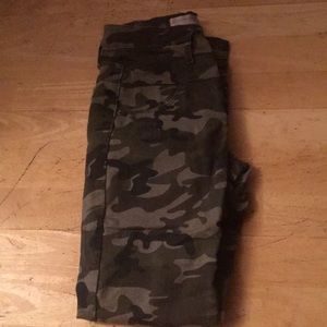 Skinny high wasted camo pants